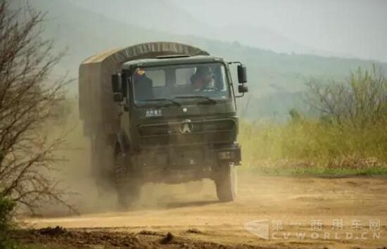 集訓(xùn)隊員駕駛重型卡車越野.jpg