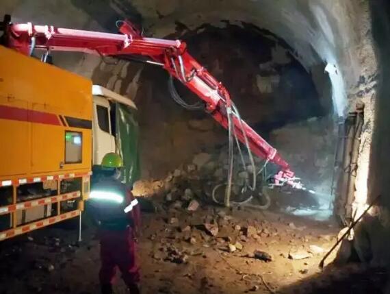福田瑞沃濕噴機(jī)械手助力首座穿越秦嶺的高鐵特長隧道貫通.jpg