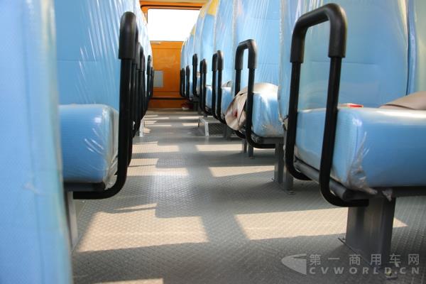 中通校車的座椅、扶手及平整的車內(nèi)空間.jpg