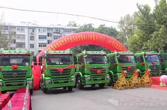 陜重汽攜手金虹特鋼40輛新M3000-LNG牽引車交車慶典隆重舉行2.jpg