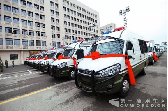 南京依維柯武警湖北省總隊防暴巡邏車圓滿交付！.jpg