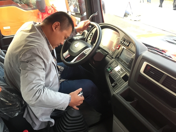 沭陽用戶體驗汕德卡牽引車.jpg