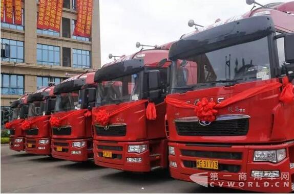 華菱星馬與福建三寶集團(tuán)簽合作 現(xiàn)場(chǎng)交付50輛H9重卡4.jpg