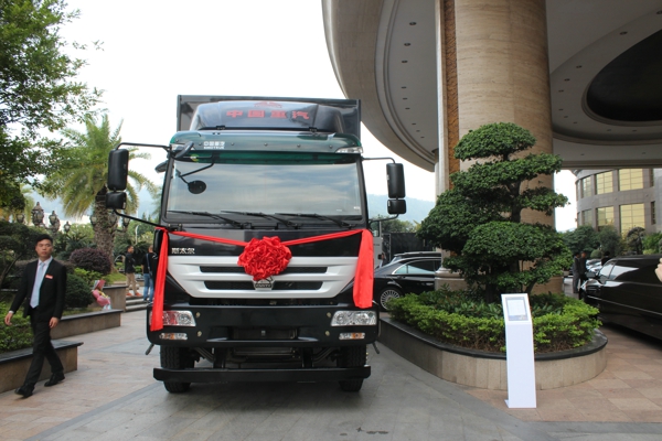 重汽會(huì)場外展示的M5G 4×2國五專用車 (2).jpg