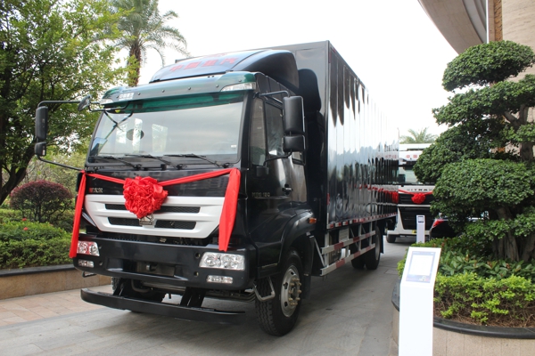 重汽會(huì)場外展示的M5G 4×2國五專用車 (3).jpg