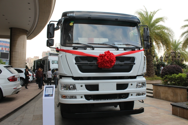 重汽會(huì)場外展示的380馬力斯太爾國五自卸車 (1).jpg