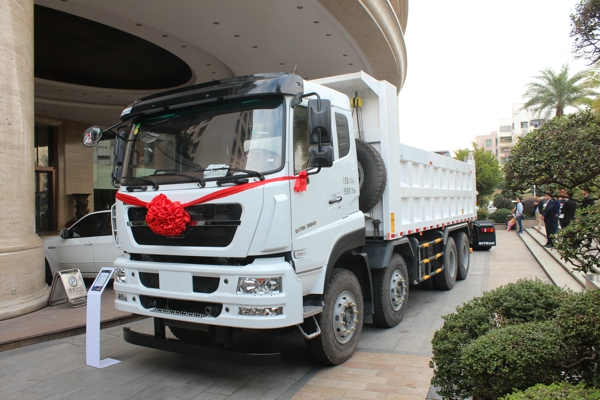 重汽會(huì)場外展示的380馬力斯太爾國五自卸車 (3).jpg