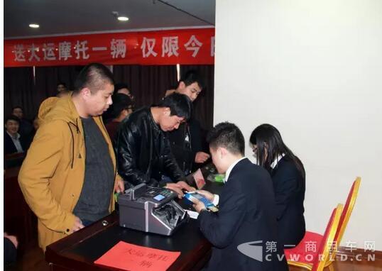 當天天訂車215輛 大運重卡晉中祁縣推介會舉行.jpg