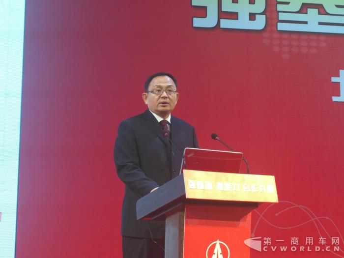 北北奔重汽集團(tuán)總經(jīng)理、黨委副書記汪寶營做商務(wù)年會(huì)主題演講.jpg