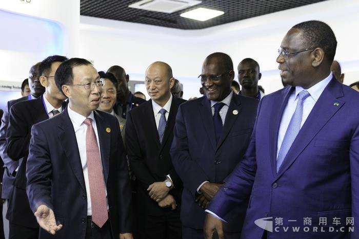 海格客車總經(jīng)理黃書(shū)平與塞內(nèi)加爾總統(tǒng)薩勒親切交流.jpg