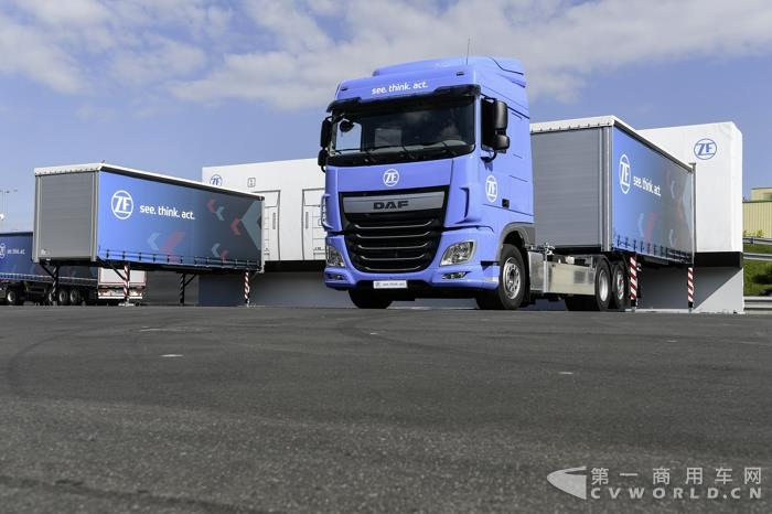 搭載采埃孚無人駕駛控制系統(tǒng)的達夫卡車.jpg