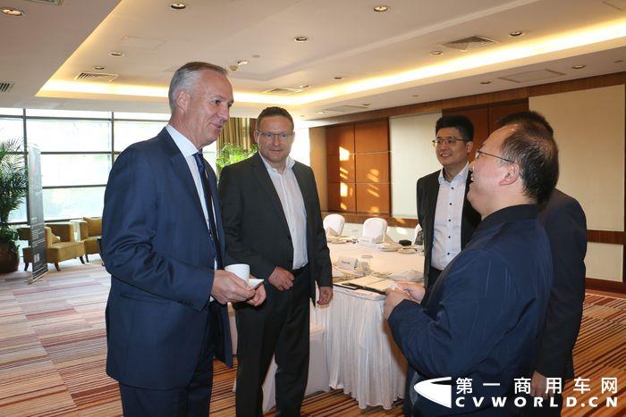 曼恩商用車集團執(zhí)行董事（負責(zé)銷售與市場）G?ran Nyberg（左一）、曼恩亞太區(qū)總裁Thilo Halter（左二）.jpg