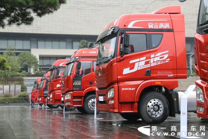 現(xiàn)場展車.jpg 現(xiàn)場展車.jpg