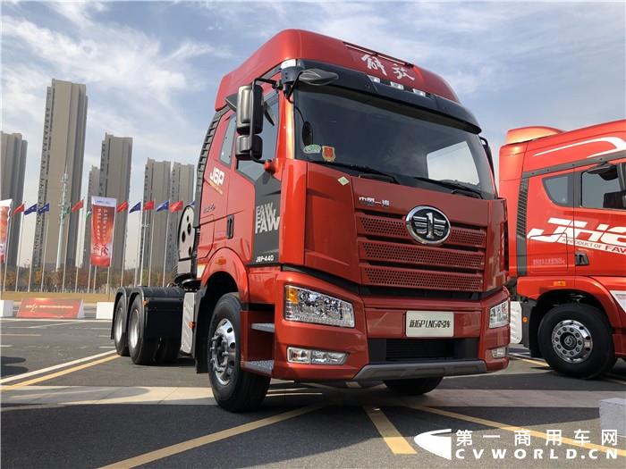 新J6P LNG牽引車國(guó)六_副本.jpg