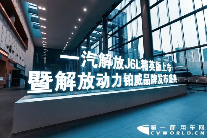 國(guó)內(nèi)中卡市場(chǎng)再添一員猛將！8年累計(jì)產(chǎn)銷(xiāo)超20萬(wàn)輛，市場(chǎng)份額近28%的解放J6L又出新款了！