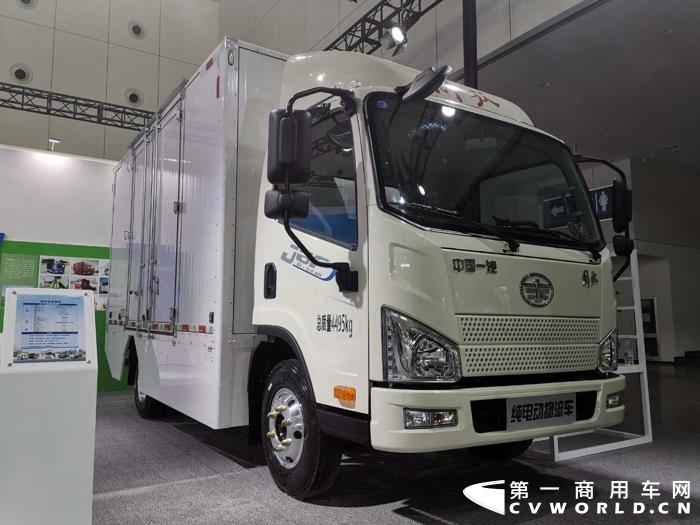 一汽解放J6F 4×2純電動(dòng)廂式物流運(yùn)輸車.jpg