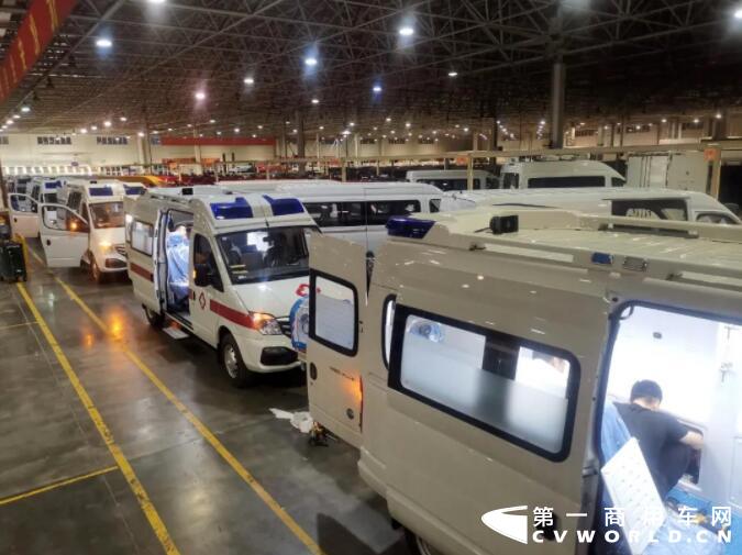 改制交付僅用1天！上汽大通負壓救護車馳援南京2.jpg