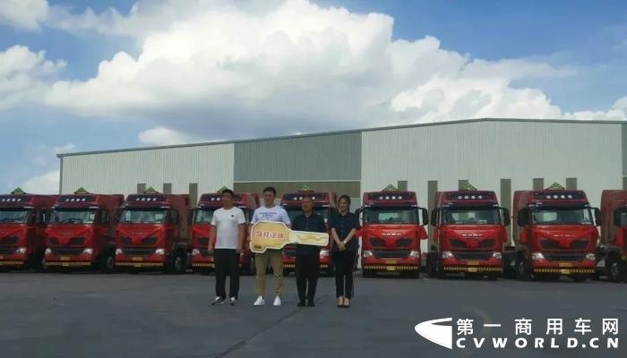 50臺(tái)豪沃T7國(guó)六?；窢恳?chē)交付物流大客戶！2.webp.jpg