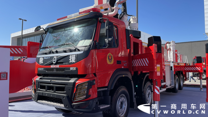 沃爾沃28米強(qiáng)力破拆舉高噴射消防車.png
