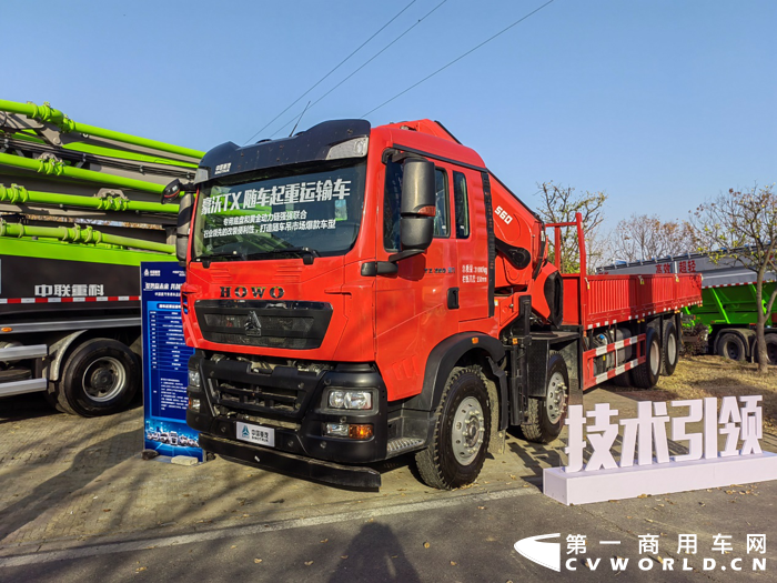 重汽豪沃TX隨車(chē)起重運(yùn)輸車(chē)3.png