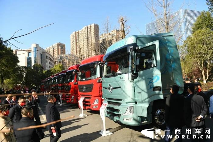 12月21日，以“預(yù)見(jiàn) 新生 創(chuàng)贏”為主題的東風(fēng)商用車(chē)有限公司2022經(jīng)銷(xiāo)商大會(huì)在十堰召開(kāi)。