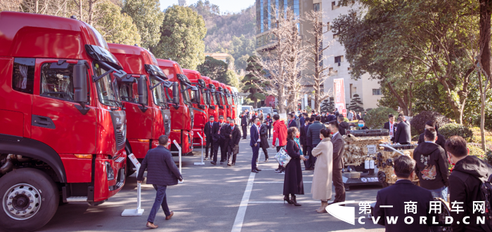 12月21日，以“預(yù)見(jiàn) 新生 創(chuàng)贏”為主題的東風(fēng)商用車(chē)有限公司2022經(jīng)銷(xiāo)商大會(huì)在十堰召開(kāi)。