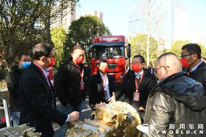 12月21日，以“預(yù)見(jiàn) 新生 創(chuàng)贏”為主題的東風(fēng)商用車(chē)有限公司2022經(jīng)銷(xiāo)商大會(huì)在十堰召開(kāi)。