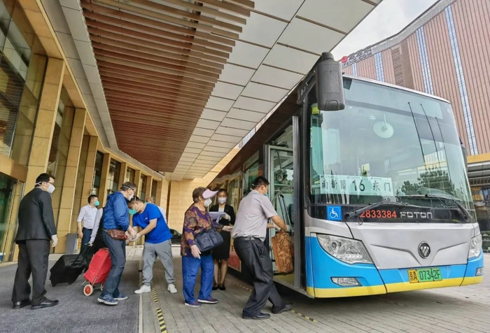 福田歐輝助力北京公交護(hù)送朝陽區(qū)居民回家！2.jpg