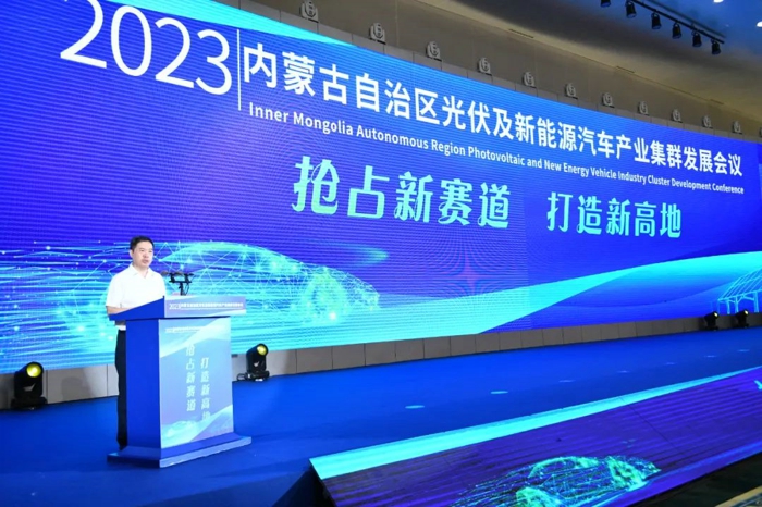 北奔重汽參加內蒙古自治區(qū)光伏及新能源汽車產業(yè)集群發(fā)展會議3.jpg