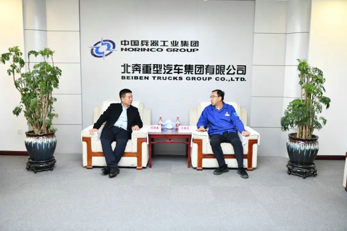 蒙商銀行領(lǐng)導(dǎo)來(lái)北奔重汽交流合作.jpg