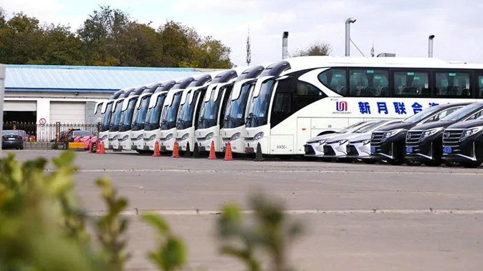 新月聯(lián)合復(fù)購(gòu)90輛金旅領(lǐng)航者全配玉柴.jpg