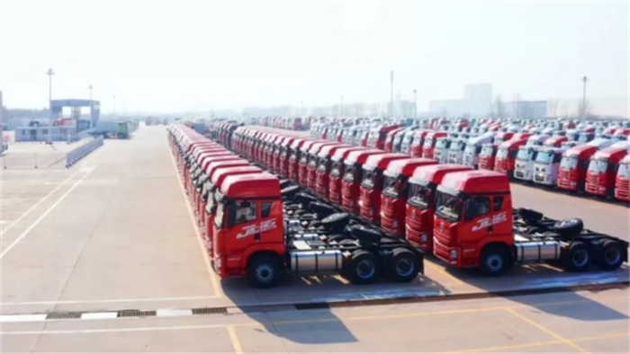 【第一商用車網(wǎng) 原創(chuàng)】2023年中重卡市場累計銷售101.82萬輛，同比增長33%，增速明顯高于商用車市場整體增速。