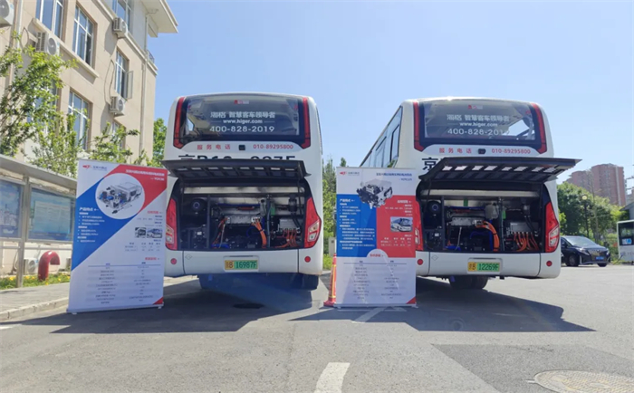 在完成“制氫-用氫”氫能產(chǎn)業(yè)鏈建設(shè)后，2024年，裝配玉柴芯藍(lán)旗下子公司--玉柴興順達(dá)燃料電池的首批50輛燃料電池客運(yùn)包車在北京投入運(yùn)營(yíng)。這是玉柴響應(yīng)國(guó)家雙碳戰(zhàn)略，厚植新質(zhì)生產(chǎn)力的重要舉措，標(biāo)志著玉柴在氫能這條新賽道上進(jìn)入了提速階段。