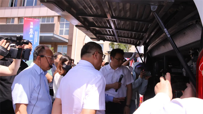 在完成“制氫-用氫”氫能產(chǎn)業(yè)鏈建設(shè)后，2024年，裝配玉柴芯藍(lán)旗下子公司--玉柴興順達(dá)燃料電池的首批50輛燃料電池客運(yùn)包車在北京投入運(yùn)營(yíng)。這是玉柴響應(yīng)國(guó)家雙碳戰(zhàn)略，厚植新質(zhì)生產(chǎn)力的重要舉措，標(biāo)志著玉柴在氫能這條新賽道上進(jìn)入了提速階段。