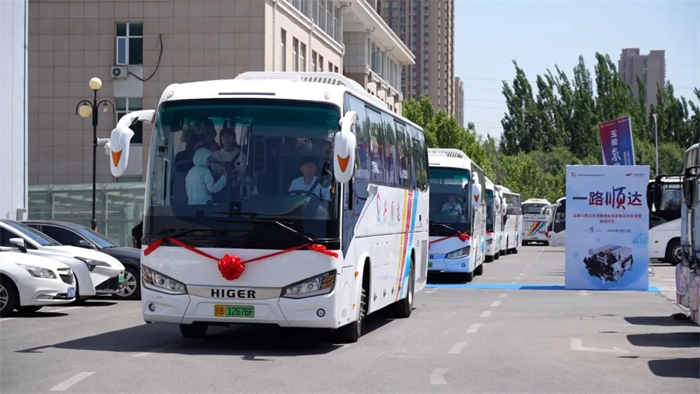 在完成“制氫-用氫”氫能產(chǎn)業(yè)鏈建設(shè)后，2024年，裝配玉柴芯藍(lán)旗下子公司--玉柴興順達(dá)燃料電池的首批50輛燃料電池客運(yùn)包車在北京投入運(yùn)營(yíng)。這是玉柴響應(yīng)國(guó)家雙碳戰(zhàn)略，厚植新質(zhì)生產(chǎn)力的重要舉措，標(biāo)志著玉柴在氫能這條新賽道上進(jìn)入了提速階段。