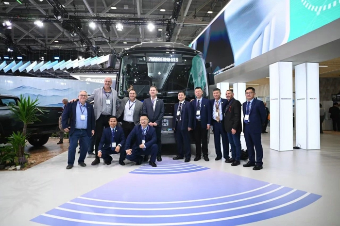 服務全球綠色交通！中通H13E首發(fā)亮相2024漢諾威國際商用車展1.jpg