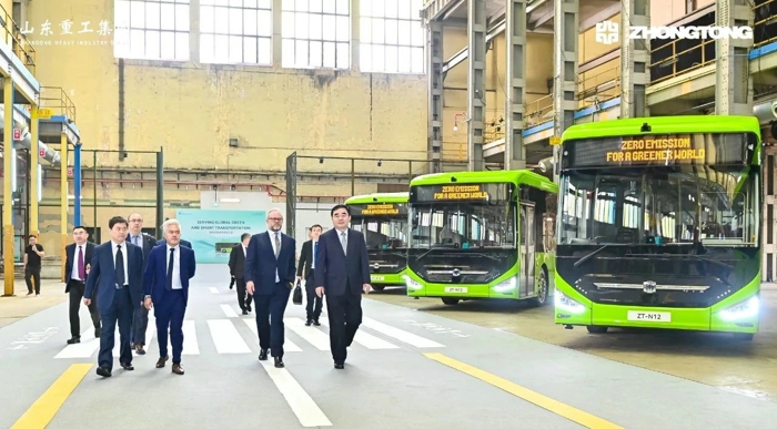 2024年10月11日，“中通新能源客車交付儀式暨N12D雙層電動(dòng)巴士全球首發(fā)”在新加坡隆重舉行，中通新能源客車再次交付新加坡用戶，再續(xù)中國(guó)客車品牌出海新篇章。同期，備受矚目的中通N12D雙層電動(dòng)巴士迎來(lái)全球首發(fā)，全新定義中國(guó)客車國(guó)際化品質(zhì)新標(biāo)桿。