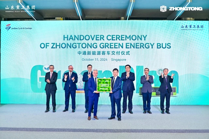 2024年10月11日，“中通新能源客車交付儀式暨N12D雙層電動(dòng)巴士全球首發(fā)”在新加坡隆重舉行，中通新能源客車再次交付新加坡用戶，再續(xù)中國(guó)客車品牌出海新篇章。同期，備受矚目的中通N12D雙層電動(dòng)巴士迎來(lái)全球首發(fā)，全新定義中國(guó)客車國(guó)際化品質(zhì)新標(biāo)桿。