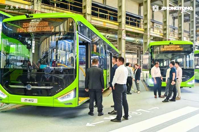 2024年10月11日，“中通新能源客車交付儀式暨N12D雙層電動(dòng)巴士全球首發(fā)”在新加坡隆重舉行，中通新能源客車再次交付新加坡用戶，再續(xù)中國(guó)客車品牌出海新篇章。同期，備受矚目的中通N12D雙層電動(dòng)巴士迎來(lái)全球首發(fā)，全新定義中國(guó)客車國(guó)際化品質(zhì)新標(biāo)桿。