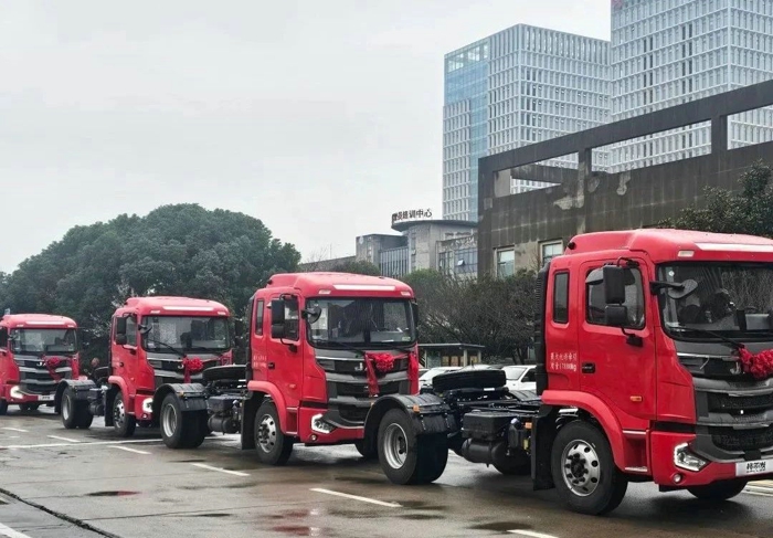 50臺(tái)！江淮重卡助力集裝箱高效運(yùn)輸2.jpg
