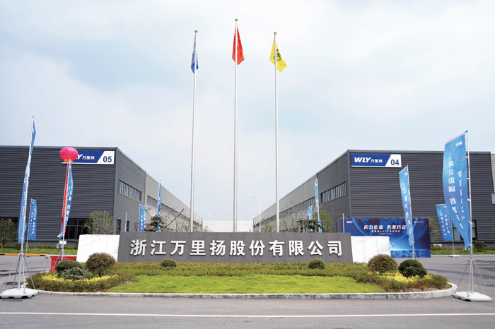 【第一商用車網(wǎng) 嚴(yán)駿】在商用車市場全球化競爭的今天，用戶對核心零部件的需求已從“能用”轉(zhuǎn)向“既強(qiáng)又省”，既要媲美進(jìn)口品牌的高可靠性，又需國產(chǎn)替代的極致性價比。作為中國商用車傳動領(lǐng)域的行業(yè)翹楚，萬里揚(yáng)以“全能源覆蓋、全噸位布局”為戰(zhàn)略支點(diǎn)，從輕型商用車變速器起步，逐步構(gòu)建起橫跨傳統(tǒng)能源與新能源、覆蓋輕、中、重卡的全場景產(chǎn)品矩陣