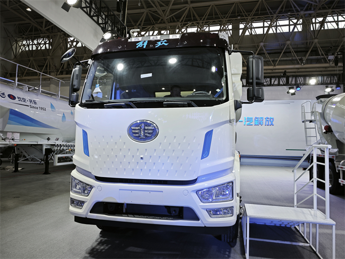 一汽解放J6L 8×4純電動(dòng)飼料運(yùn)輸車.jpg