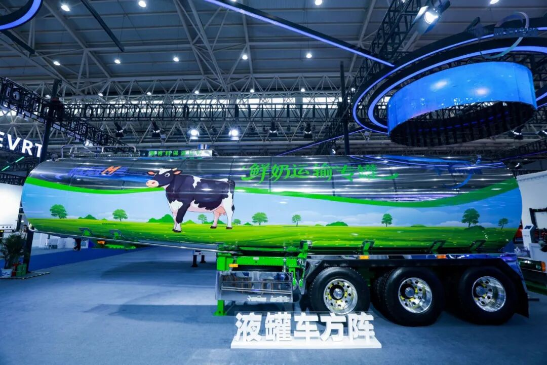 中集車輛“歐冠M”系列液態(tài)食品運(yùn)輸罐車榮獲“2025年度高端專用車價(jià)值引領(lǐng)獎(jiǎng)”！3.png