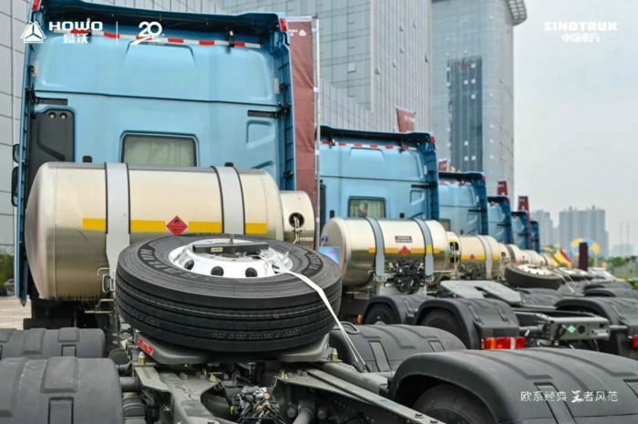 重汽豪沃燃?xì)廛?jpg