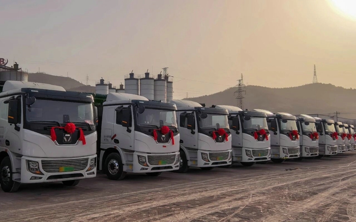 向新而動、震撼開篇！徐工新能源重卡多地批量交付4.jpg