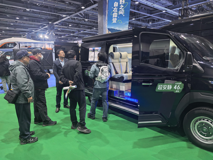 中國(guó)重汽輕型汽車(chē)登陸北京房車(chē)展6.png