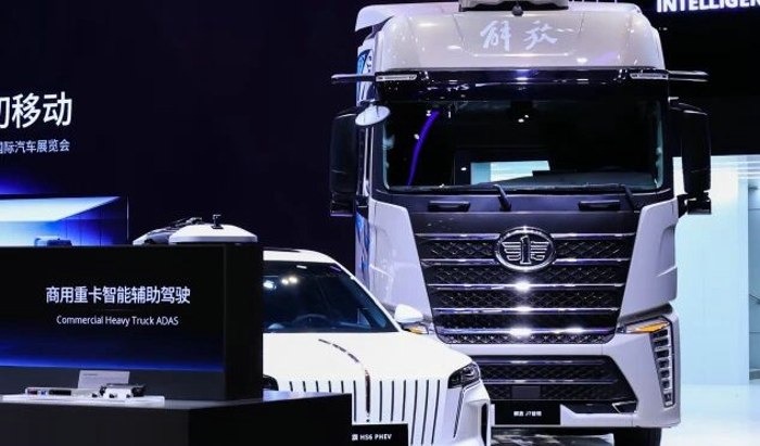 解放攜商用車首款端到端大模型輔助駕駛車型亮相北京車展2.jpg