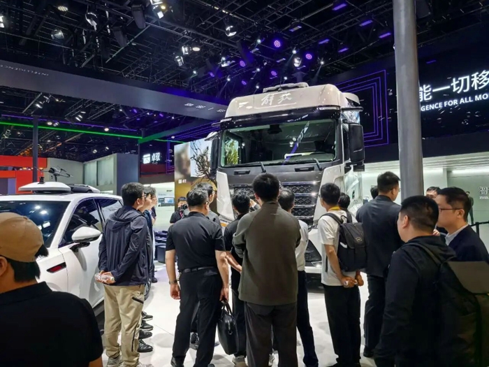解放攜商用車首款端到端大模型輔助駕駛車型亮相北京車展4.jpg