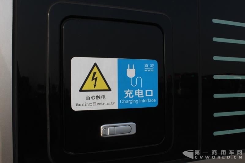 銀隆8.5米純電動(dòng)公交車充電口