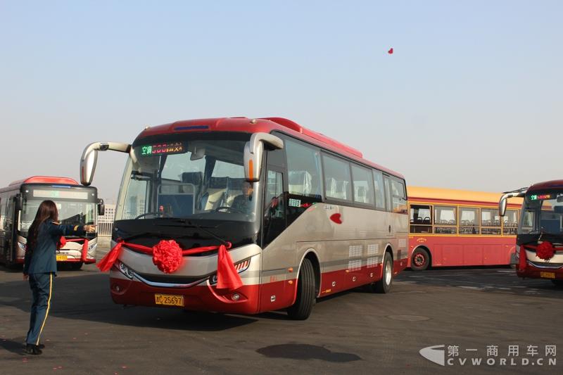 銀隆10.7米純電動(dòng)旅游客車